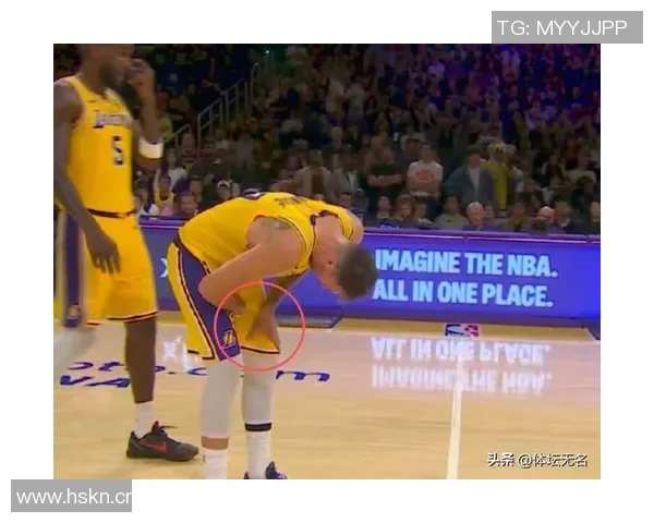 东契奇向里夫斯展示扭伤手指里夫斯惊呼难以置信的反应引发热议