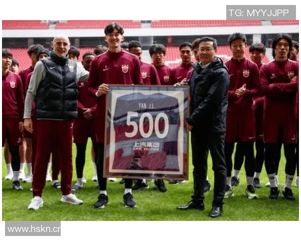 海港为颜骏凌徐新颁发纪念球衣王燊超荣获中超单轮最佳称号 海港为颜骏凌徐新颁发纪念球衣王燊超荣获中超单轮最佳称号