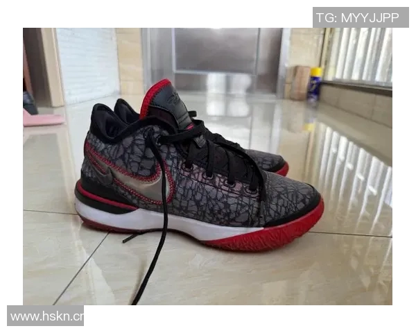 Nike为布朗尼母校塞拉峡谷定制LeBron23篮球鞋展现青春活力与运动精神