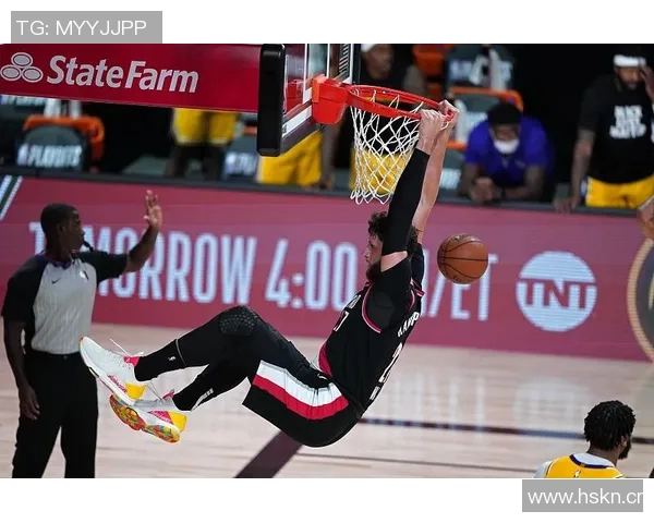 开拓者主场迎战湖人球员赛前时尚穿搭引关注小杨夹克搭配粉色小书包 开拓者主场迎战湖人球员赛前时尚穿搭引关注小杨夹克搭配粉色小书包