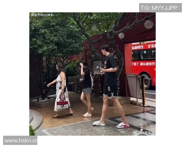 杨瀚森随队抵达多伦多加拿大网友街头偶遇成功合影留念